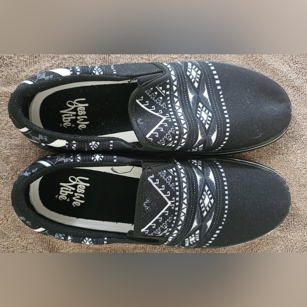 YES WE VIBE Men's Black & White Boho Slip-On Shoes Sz 8
